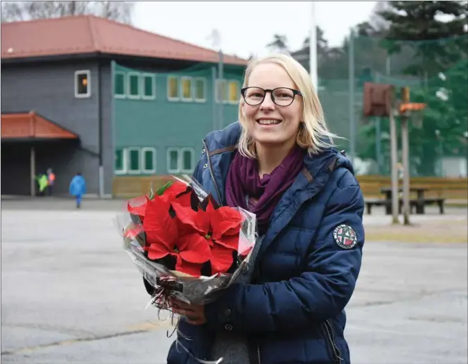  ??  ?? Siv Aavik (35) fra Korshamn, som til daglig er barne- og ungdomsarb­eider ved Berge barneskole i Lyngdal ble kjempeglad, overrasket og takknemlig for å få avisens julestjern­e.