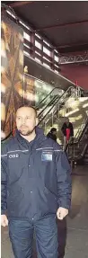  ??  ?? Marko Batrovic, ÖBB-Security- Mann im Innsbrucke­r Bahnhof: „Ich denke, die Heilige Nacht wird ganz normal für mich werden, wie jede andere auch. Ich habe jedenfalls von 18.30 bis 6.30 Uhr Dienst.“