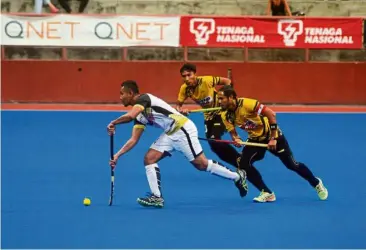  ??  ?? Ruthless: Terengganu’s Azlan Maron (left) easily beats Maybank skipper Mohd Riduan bin Mohamad Nasir (right) in the TNB Cup semi-final on Friday. Terengganu won 8-4 to qualify for the final on a 14-5 aggregate. — SHAFWAN ZAIDON/ The Star.