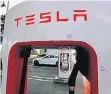  ?? FOTO: DPA ?? Tesla bietet seinen Kunden auch eigene Stromtanks­tellen an.