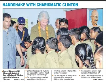  ?? ASHOK DUTTA/HT ?? Former US president Bill Clinton with students of Poorva Madhyamik Vidyalaya, Jabrauli, in Lucknow on Thursday.