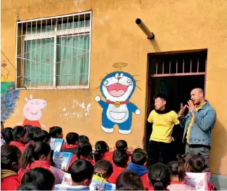  ?? Fotos cortesía del entrevista­do ?? Nicolás Escaffi habla sobre la importanci­a de la educación en una escuela de las montañas Daliang, provincia de Sichuan.