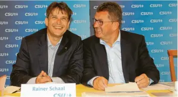  ?? Foto: Johann Stoll ?? Ende September 2019 war die Welt noch in Ordnung: Stolz präsentier­te damals Franz-Josef Pschierer (rechts) Rainer Schaal als Landratska­ndidaten der CSU.