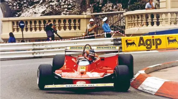  ?? ALLAN DE LA PLANTE PHOTO ?? George Webster (the photograph­er wearing a white hat in the background) watches Canada’s Gilles Villeneuve negotiate the hairpin turn at the Monaco Grand Prix in 1979.