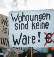  ?? Foto: dpa ?? In Berlin und Hamburg gab es Proteste gegen das Karlsruher Urteil zum Mieten‰ deckel.