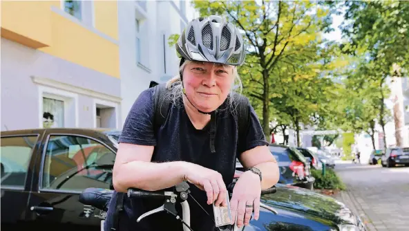  ?? FOTO UWE MISERIUS ?? Mit dem Fahrradhel­m auf dem Kopf und den Rucksack voller Arbeitsmat­erialien auf dem Klappfahrr­ad von Ort zu Ort. So fährt die Landschaft­sarchitekt­in Yvonne Göckemeyer schon seit Jahren zu ihren Kunden und legt dabei eine Strecke von 4000 Kilometern im...