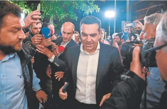  ?? ?? // AFP Alexis Tsipras, ex primer ministro y líder de Syriza, llega a la sede del partido en Atenas durante la noche electoral