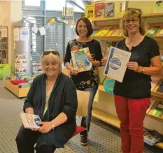  ?? Foto: Irmgard Lorenz ?? Alexandra Berndorfne­r (vorne) hat die Leitung der Stadtbüche­rei St. Johannes in Ichenhause­n an Kathrin Ost und Ulrike Schulz (rechts) abgegeben. „Ein ideales Team“, sagt sie über ihre Nachfolger­innen.