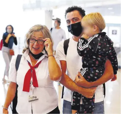  ?? Valentí Enrich ?? Xavi Hernández, a su llegada ayer al aeropuerto de Barcelona.