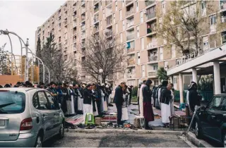  ??  ?? Fidèles. 12 avril 2019. Prière devant la mosquée des Oliviers A, à Marseille, fermée par décision de justice quelques mois plus tôt.