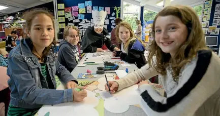  ?? ANDY JACKSON/STUFF ?? Kahanui Pirini, 9, Liam Turner, 10, chef Angela Ferguson, Taryn Jackson, 10, and Ella Malster, 10, make chef’s hats to start the day.