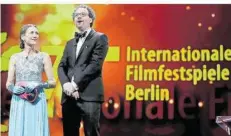  ?? FOTO: MICHAEL SOHN / AP ?? Die Festivalle­iter Mariette Rissenbeek und Carlo Chatrian bei ihrer ersten Berlinale 2020, die gerade noch von Corona verschont blieb.