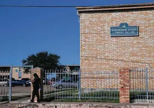  ?? Godofredo A. Vásquez / Staff file photo ?? Galveston’s troubled Sandpiper Cove apartment complex is waiting for a rehabilita­tion project.