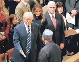  ?? FOTO: AFP ?? Trump saluda al imán Mohamed Magid durante la misa realizada ayer en la Catedral Nacional, en Washington.