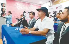 ??  ?? El ex vocero de las autodefens­as en Michoacán, José Manuel Mireles, encabezó el foro con colectivos de familiares de desapareci­dos.
