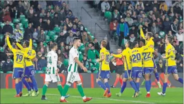  ??  ?? ALEGRÍA AMARILLA. Los futbolista­s del Cádiz, eufóricos por la victoria en el Villamarín.