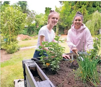  ??  ?? Zwei Wochen Projektarb­eit im heimischen Garten in Wülfrath: Mira und Angelina aus der Waldorf-Schule in Gruiten.