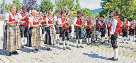  ?? FOTO: SUSI DONNER ?? Die Musikanten des Musikverei­ns Hergenswei­ler begleitete­n – obwohl sie als Veranstalt­er des Hergenswei­lerfestes alle Hände voll zu tun hatten – den Umzug und den Festakt des Kinderfest­es.