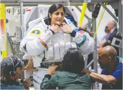  ?? JONATHAN NEWTON / THE WASHINGTON POST ?? NASA astronaut Suni Williams prepares for a practice session last November. A program to provide next
generation spacesuits has hit roadblocks.