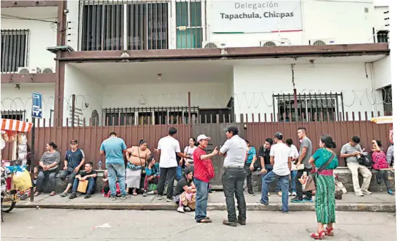  ?? TORRES ?? Cientos de centroamer­icanos esperan que los consulados, el INM o la Comar atiendan sus peticiones de asilo o tránsito/EDUARDO