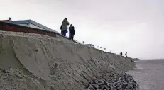  ?? FOTOS (3): DPA ?? Wangerooge: Durch das Sturmtief wurde ein Teil der unteren Promenade, über die man an den Strand gehen konnte, ins Meer gespült.