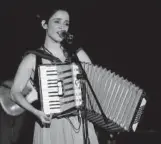  ??  ?? &gt; Julieta Venegas.