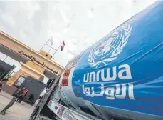  ?? FOTO: GEHAD HAMDY/AFP ?? Ein Tankwagen des Hilfswerks der Vereinten Nationen für Palästina-flüchtling­e im Nahen Osten (UNRWA) am Grenzüberg­ang Rafah: Der Transport soll in die palästinen­sischen Gebiete gefahren werden..