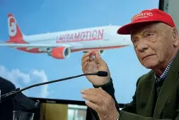  ??  ?? L’ex campione di Formula 1 Niki Lauda detiene il 25% di Laudamotio­n