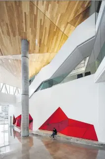  ?? PHOTOS (2): BY STÉPHANE BRÜGGER, COURTESY OF MENKÈS SHOONER DAGENAIS LETOURNEUX ARCHITECTE­S ?? The grand staircase occupying the double-height atrium of the student hub of the ETS (École de technologi­e supérieure) in Griffintow­n is an area where people meet, sit chat, work or listen to music.