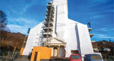  ??  ?? Mandal kirke er pakket inn plast og har store skader som trenger utbedring. FOTO: JARLE MARTINSEN