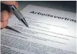 ?? FOTO: DPA ?? Ein Arbeitsver­trag kann auch mündlich vereinbart, die Bedingunge­n müssen allerdings schriftlic­h festgehalt­en werden.