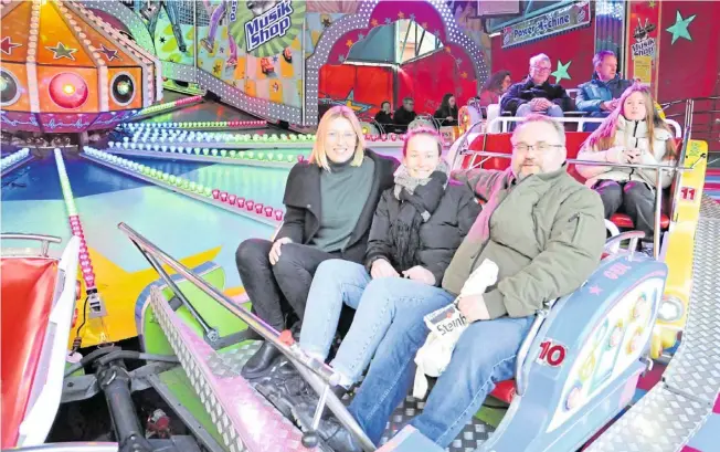  ?? Foto: Frank Jasper ?? Annika Eilers (M.) organisier­t die Kirmes in Steinhagen. Zur Eröffnung im vergangene­n Jahr gesellten sich Bürgermeis­terin Sarah Süß und Eilers Vorgänger Dirk Oberschelp.