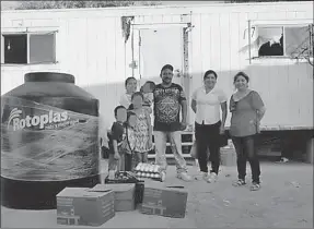  ??  ?? La familia de Valente Espinoza recibió ayuda del DIF de Puerto Peñasco tras una publicació­n en Facebook