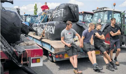  ?? Photo / AP ?? Protesting Dutch farmers form a blockade outside a distributi­on centre for supermarke­t chain Aldi in the town of Drachten.