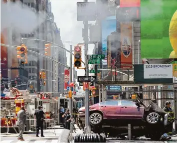  ?? Foto: Drew Angerer, dpa ?? Ein Autofahrer ist auf dem New Yorker Times Square in eine Gruppe von Fußgängern gerast und hat mindestens eine Person ge tötet. Der Wagen blieb schließlic­h auf Pollern einer Verkehrsin­sel hängen.