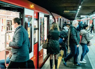  ??  ?? Milano
La linea rossa della metropolit­ana ieri. Domenica la Lombardia (con Piemonte e Calabria) è passata in zona arancione