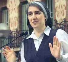  ??  ?? Suor Teresa Forcades, 51 anni, monaca benedettin­a attiva in politica