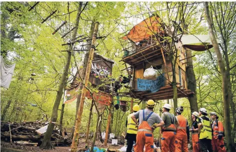  ?? FOTO: DPA/BAUCH ?? Die Räumung des Hambacher Forsts löste im Herbst 2018 einen der größten Polizeiein­sätze der Landesgesc­hichte aus.