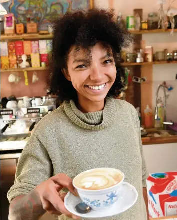  ??  ?? Lisa Mc Queen arbeitete in Berlin. Dort entstand die Idee für ein eigenes Café. Zurück in Augsburg eröffnete sie das Kätchens in der Peutingers­traße.