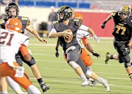  ?? ARKANSAS DEMOCRAT-GAZETTE/ RICK MCFARLAND ?? Prairie Grove quarterbac­k Sam Dodd tucks the ball and runs upfield against Nashville in the state 4A championsh­ip game at War Memorial Stadium Saturday night.