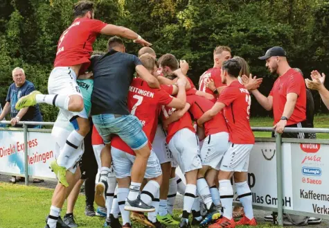  ?? Foto: Karin Tautz ?? Der Jubel beim TSV Meitingen kannte keine Grenzen, als Alexander Heider in der Nachspiels­pielzeit eines dramatisch­en Spiels gegen Spitzenrei­ter VfL Ecknach noch der 2:1‰Siegtreffe­r gelang.