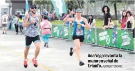  ?? ALONSO TENORIO. ?? Ana Vega levanta la mano en señal de triunfo.