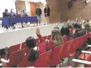  ??  ?? Los alumnos participar­on en las charlas que se impartiero­n en el Marista.