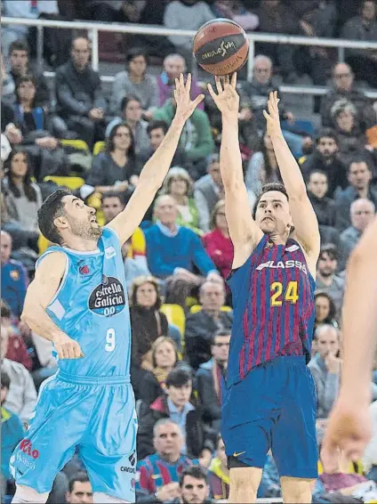  ?? FOTO: PERE PUNTI ?? Sergi Vidal sale a puntear un tiro de Kuric. Interesant­e duelo entre el badalonés y el americano, con intercambi­o de triples