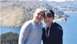  ??  ?? Josefine og venninnen Mahiro fra Japan på AFS tur til Lago Titicaca. (Foto: Privat)