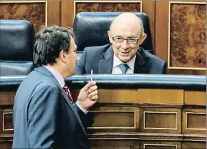  ?? DANI DUCH ?? Aitor Esteban, portavoz del PNV, con el titular de Hacienda, Cristóbal Montoro