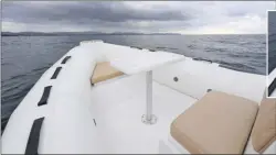  ??  ?? La pointe peut être équipée d’une petite table et se transforme­r en un carré grâce à l’assise installée devant la console et celle située dans la pointe sur la baille à mouillage.