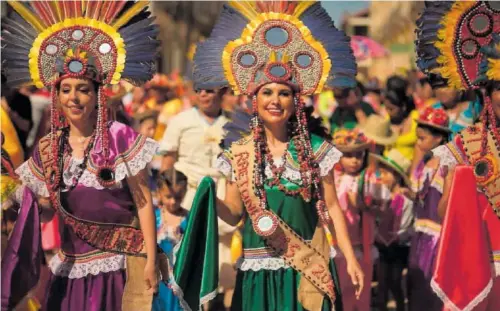 ?? ?? Mujeres latinoamer­icanas durante un desfile en el documental Hispanoamé­rica.