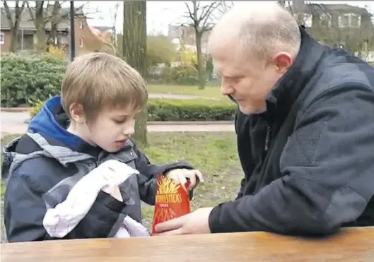  ?? BILD: Privat ?? Vater und Sohn essen nach ereignisre­ichen Wochen gemeinsam Pommes (von links): Wladislav und Viktor Litau auf einer Parkbank.