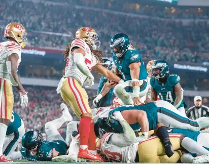  ?? JEFF LEWIS/AP ?? Eagles QB Jalen Hurts scores on the Brotherly Shove on Sunday against the 49ers.